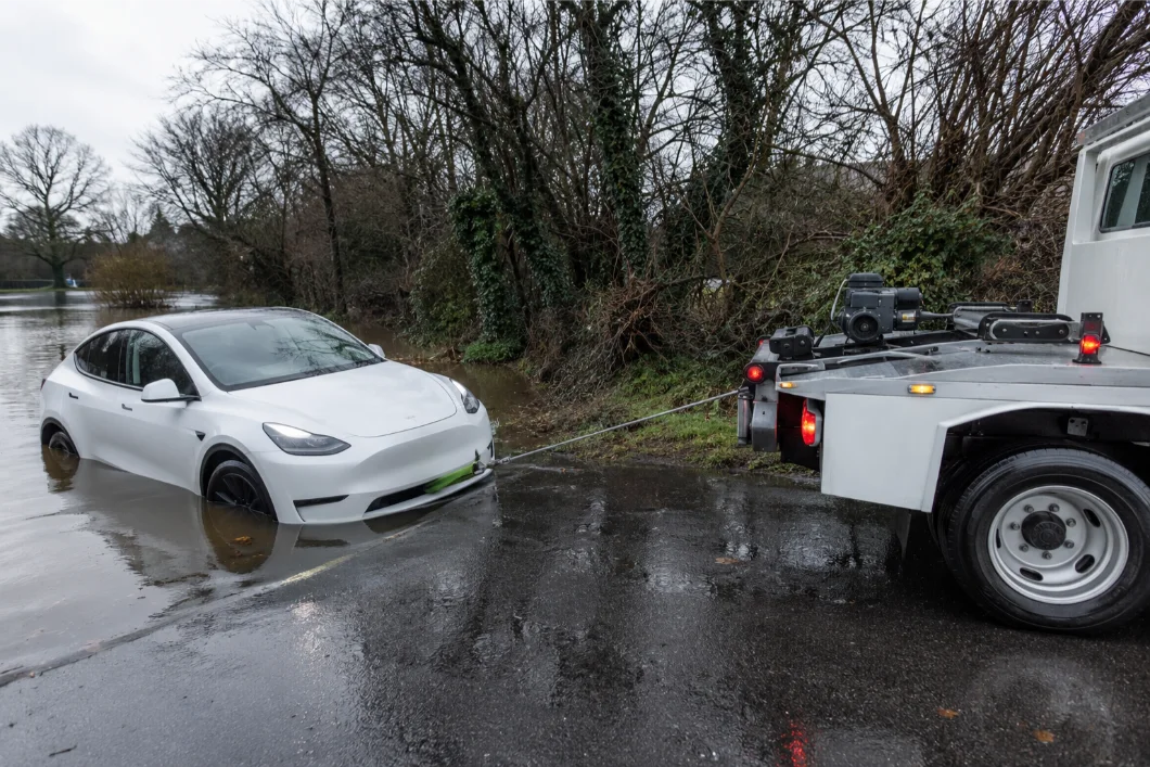 Flood Winch Recovery of Tesla in West Bridgford
